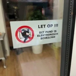 Alternative view of Sticker: LET OP!!! dit pand is elektronisch beveiligd